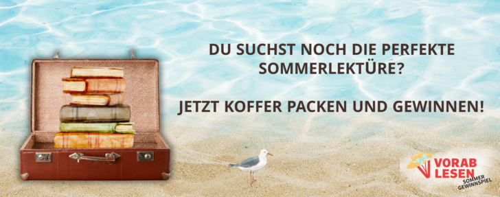 Das Bild zeigt einen offenen braunen Koffer am Strand, in dem mehrere Bücher gestapelt liegen. Im Hintergrund ist sandiger Boden und türkisblaues Wasser zu sehen. Rechts im Bild steht in großer, fetter Schrift: „Du suchst noch die perfekte Sommerlektüre? Jetzt Koffer packen und gewinnen!“ Unten rechts ist das Logo „Vorablesen Sommer Gewinnspiel“ mit einer kleinen Zeichnung eines Hutes. Am Strand steht zudem eine Möwe.