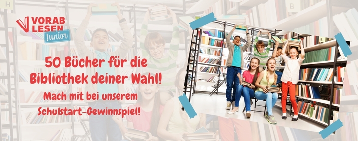 Das Bild zeigt eine bunte Bibliothek mit vielen Regalen voller Bücher. Im Vordergrund sind sieben Kinder zu sehen, die lachend Bücher in den Händen halten oder über den Kopf heben. Auf der linken Seite steht in großer roter Schrift: „50 Bücher für die Bibliothek deiner Wahl! Mach mit bei unserem Schulstart-Gewinnspiel!“ Oben links ist das Logo „Vorab Lesen Junior“ abgebildet, und rechts daneben ist ein eingerahmtes Foto der Kinder vor Bücherregalen. Das Gesamtbild vermittelt Freude am Lesen und den Start eines Gewinnspiels für Schulklassen oder Bibliotheken.