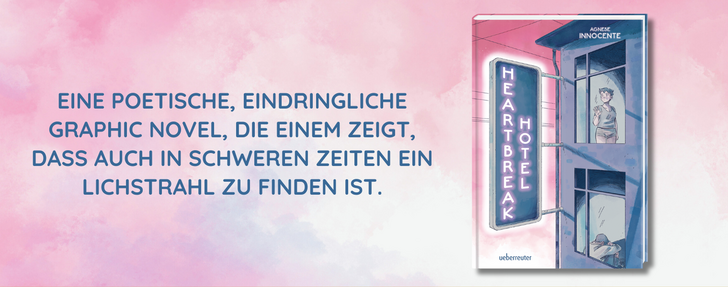 Banner mit rosa-blauem Farbverlauf. Links steht in großer blauer Schrift: „EINE POETISCHE, EINDRINGLICHE GRAPHIC NOVEL, DIE EINEM ZEIGT, DASS AUCH IN SCHWEREN ZEITEN EIN LICHTSTRAHL ZU FINDEN IST.“ Rechts ist das Buchcover der Graphic Novel „Heartbreak Hotel“ von Agnese Innocente abgebildet. Auf dem Cover sieht man ein beleuchtetes Hotelschild und zwei Figuren an verschiedenen Fenstern, eine steht nachdenklich, die andere sitzt mit gesenktem Kopf.