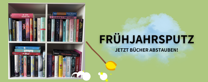 Hellgrüner Banner mit einem weißen Bücherregal auf der linken Seite. Das Regal hat vier Fächer, die dicht mit bunten Büchern gefüllt sind – darunter Romane, Sachbücher und Jugendliteratur in verschiedenen Farben. Auf der rechten Seite steht in großen, fetten schwarzen Buchstaben: „FRÜHJAHRSPUTZ", darunter in kleinerer Schrift: „JETZT BÜCHER ABSTAUBEN!". Zwischen Regal und Text ist ein illustrierter Besen mit gelber Kehrschaufel abgebildet, der auf eine blaue Wolke zufegt – als Symbol fürs Abstauben. Kleine weiße Wölkchen mit Sternen deuten Staub an.