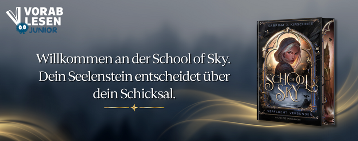 Banner von Vorablesen Junior auf dunkelgrauem Hintergrund mit goldenen Wellenlinien. Links oben das Vorablesen-Junior-Logo. In der Mitte der weiße Text: „Willkommen an der School of Sky. Dein Seelenstein entscheidet über dein Schicksal." – darunter ein goldenes Sternen-Ornament. Rechts das Buchcover von „School of Sky – Verflucht Verbunden" von Sabrina J. Kirschner (Fischer Sauerländer): Ein Fantasy-Hardcover mit einer jungen Frau mit blondem Haar in einem goldenen Spiegelbogen, im Hintergrund ein dunkler Turm und ein Nachtmahr.
