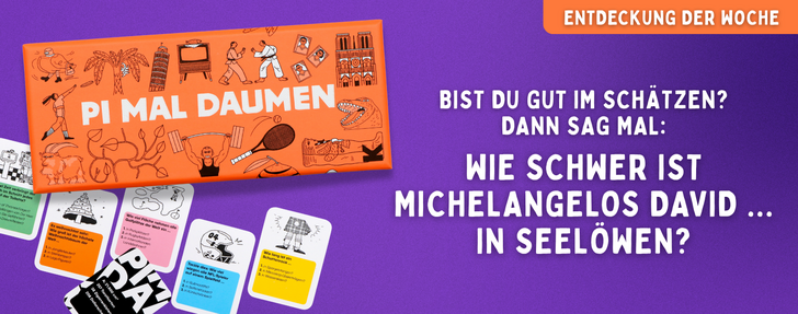 Das Schätzspiel „Pi mal Daumen", gekennzeichnet als „Entdeckung der Woche". Auf lila Hintergrund liegt links eine orangefarbene Spielschachtel mit schwarz-weißen Illustrationen (u. a. Eiffelturm, Notre-Dame, Dinosaurier, Sportler). Davor sind mehrere Spielkarten mit Schätzfragen verteilt. Rechts steht in weißer Schrift: „Bist du gut im Schätzen? Dann sag mal: Wie schwer ist Michelangelos David ... in Seelöwen?"