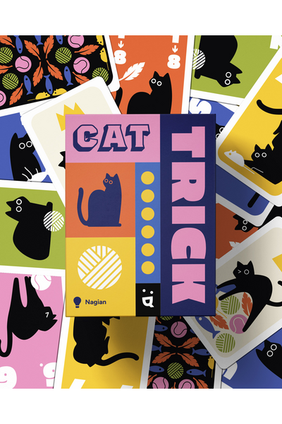 Frontansicht der „Cat Trick"-Spielschachtel, umgeben von aufgefächerten Spielkarten. Die Schachtel ist in einem grafisch-modernen Stil gehalten: links ein rosafarbenes Feld mit dem Schriftzug „CAT" in dunklem Blau, darunter eine dunkelblau-orange Fläche mit einer sitzenden Katze, unten ein gelbes Feld mit einem Wollknäuel-Symbol. Rechts daneben steht „TRICK" in großen Pinchbuchstaben auf dunkelblauem Grund. Im Hintergrund sind Spielkarten mit schwarzen Katzensilhouetten auf verschiedenfarbigen Hintergründen zu sehen. Unten links steht der Autorenname „Nagian".