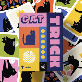 Frontansicht der „Cat Trick"-Spielschachtel, umgeben von aufgefächerten Spielkarten. Die Schachtel ist in einem grafisch-modernen Stil gehalten: links ein rosafarbenes Feld mit dem Schriftzug „CAT" in dunklem Blau, darunter eine dunkelblau-orange Fläche mit einer sitzenden Katze, unten ein gelbes Feld mit einem Wollknäuel-Symbol. Rechts daneben steht „TRICK" in großen Pinchbuchstaben auf dunkelblauem Grund. Im Hintergrund sind Spielkarten mit schwarzen Katzensilhouetten auf verschiedenfarbigen Hintergründen zu sehen. Unten links steht der Autorenname „Nagian".