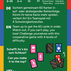 Rückseite der Spielschachtel auf grünem Hintergrund mit farbigen Rahmen in Rot, Blau und Gelb. Oben Piktogramme mit Spielinfos: Alter 8–99, 2–4 Spieler, 15 Minuten Spielzeit, 77 Karten; Autoren Simona Greco und Marco Rava, Illustratorin Katie Burk und Lucie Morat. Darunter die Spielbeschreibung auf Deutsch und Englisch: Gemeinsam 60 Karten in auf- oder absteigender Reihenfolge sortieren – wer keine Karte mehr spielen kann, verliert. Kooperatives Spiel mit 4 Schwierigkeitsstufen. Unten Illustrationen von Spielkarten sowie die Slogans „Schafft ihr's bis zum Schluss?" / „Can you make it to the top?". Logo des Verlags Helvetiq und der Hinweis „Easy Go!".