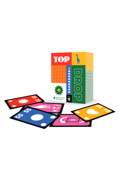 Produktfoto der Spielschachtel von „Top Drop" in 3D-Ansicht, umgeben von fünf aufgefächerten Spielkarten auf weißem Hintergrund. Sichtbar sind: eine rote Karte (Zahl 23, weißer Starburst), eine blaue (Zahl 55, weißer Kreis), zwei pinke Sonderkarten mit verschiedenen Symbolen und eine gelbe Karte (Zahl 18, weißes Herz). Die Schachtelseite zeigt ein grünes Dreiecksmuster.