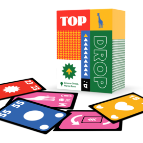 Produktfoto der Spielschachtel von „Top Drop" in 3D-Ansicht, umgeben von fünf aufgefächerten Spielkarten auf weißem Hintergrund. Sichtbar sind: eine rote Karte (Zahl 23, weißer Starburst), eine blaue (Zahl 55, weißer Kreis), zwei pinke Sonderkarten mit verschiedenen Symbolen und eine gelbe Karte (Zahl 18, weißes Herz). Die Schachtelseite zeigt ein grünes Dreiecksmuster.