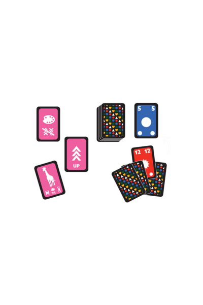 Freisteller auf weißem Hintergrund mit zwei Kartengruppen. Links drei pinke Sonderkarten: eine mit Farbpalette und durchgestrichenem Symbol, eine mit zwei weißen Aufwärtspfeilen und der Aufschrift „UP", eine mit einer Giraffe und kleinen Symbolen. Rechts ein Stapel verdeckter Karten mit buntem Muster sowie zwei aufgedeckte Zahlenkarten: eine blaue mit der Zahl 5 und weißen Kreisen, eine rote mit der Zahl 12 und einem weißen Starburst.