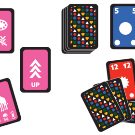 Freisteller auf weißem Hintergrund mit zwei Kartengruppen. Links drei pinke Sonderkarten: eine mit Farbpalette und durchgestrichenem Symbol, eine mit zwei weißen Aufwärtspfeilen und der Aufschrift „UP", eine mit einer Giraffe und kleinen Symbolen. Rechts ein Stapel verdeckter Karten mit buntem Muster sowie zwei aufgedeckte Zahlenkarten: eine blaue mit der Zahl 5 und weißen Kreisen, eine rote mit der Zahl 12 und einem weißen Starburst.