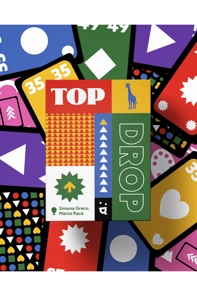 Die Spielschachtel von „Top Drop" liegt im Zentrum, umgeben von zahlreichen bunten Spielkarten in leuchtendem Rot, Blau, Gelb, Grün, Lila und Pink. Die Schachtel ist grafisch in farbige Felder aufgeteilt: oben „TOP" in weißer Schrift auf Rot, daneben eine blaue Giraffe auf Gelb; mittig ein orangefarbenes Dreiecksmuster sowie eine blaue Spalte mit weißen Pfeilen nach oben; unten links ein grüner Starburst mit Aufwärtspfeil, rechts das Wort „DROP" in Weiß auf Grün. Die Karten im Hintergrund zeigen verschiedene geometrische Symbole (Kreise, Rauten, Dreiecke, Herzen, Sterne) und Zahlen.