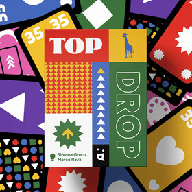 Die Spielschachtel von „Top Drop" liegt im Zentrum, umgeben von zahlreichen bunten Spielkarten in leuchtendem Rot, Blau, Gelb, Grün, Lila und Pink. Die Schachtel ist grafisch in farbige Felder aufgeteilt: oben „TOP" in weißer Schrift auf Rot, daneben eine blaue Giraffe auf Gelb; mittig ein orangefarbenes Dreiecksmuster sowie eine blaue Spalte mit weißen Pfeilen nach oben; unten links ein grüner Starburst mit Aufwärtspfeil, rechts das Wort „DROP" in Weiß auf Grün. Die Karten im Hintergrund zeigen verschiedene geometrische Symbole (Kreise, Rauten, Dreiecke, Herzen, Sterne) und Zahlen.