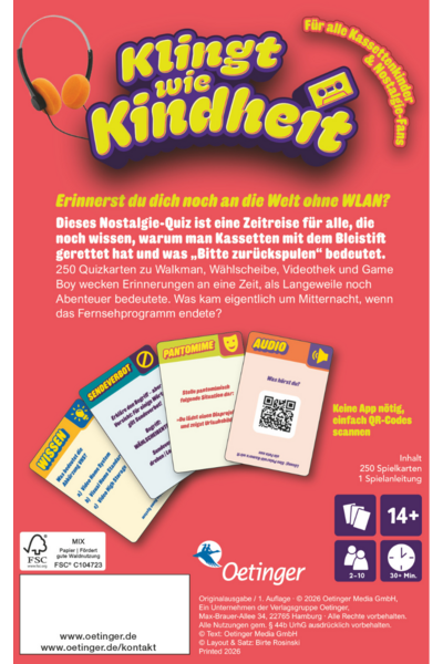 Rückseite des Kartenspiels „Klingt wie Kindheit" vom Oetinger Verlag auf korallfarbenem Hintergrund. Oben der Spieltitel in großen gelben Buchstaben mit lila Umrandung, daneben ein orangefarbener Kopfhörer und eine Kassette. Darunter die Headline: „Erinnerst du dich noch an die Welt ohne WLAN?" gefolgt von einem Beschreibungstext: Das Nostalgie-Quiz enthält 250 Quizkarten zu Themen wie Walkman, Wählscheibe, Videothek und Game Boy. Im mittleren Bereich sind fünf Spielkarten aufgefächert zu sehen, darunter die Kategorien „Wissen", „Sendeverbot", „Pantomime" und „Audio". Eine Audio-Karte zeigt einen QR-Code mit dem Hinweis „Keine App nötig, einfach QR-Codes scannen". Rechts unten: Symbole für Inhalt (250 Spielkarten, 1 Spielanleitung), Altersempfehlung 14+, Spieleranzahl 2–10 und Spieldauer 30+ Minuten. Unten links FSC-Siegel und Verlagsangaben.