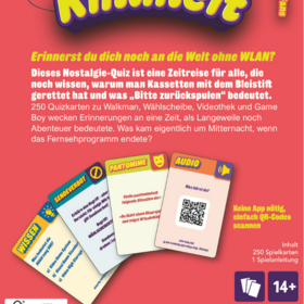 Rückseite des Kartenspiels „Klingt wie Kindheit" vom Oetinger Verlag auf korallfarbenem Hintergrund. Oben der Spieltitel in großen gelben Buchstaben mit lila Umrandung, daneben ein orangefarbener Kopfhörer und eine Kassette. Darunter die Headline: „Erinnerst du dich noch an die Welt ohne WLAN?" gefolgt von einem Beschreibungstext: Das Nostalgie-Quiz enthält 250 Quizkarten zu Themen wie Walkman, Wählscheibe, Videothek und Game Boy. Im mittleren Bereich sind fünf Spielkarten aufgefächert zu sehen, darunter die Kategorien „Wissen", „Sendeverbot", „Pantomime" und „Audio". Eine Audio-Karte zeigt einen QR-Code mit dem Hinweis „Keine App nötig, einfach QR-Codes scannen". Rechts unten: Symbole für Inhalt (250 Spielkarten, 1 Spielanleitung), Altersempfehlung 14+, Spieleranzahl 2–10 und Spieldauer 30+ Minuten. Unten links FSC-Siegel und Verlagsangaben.
