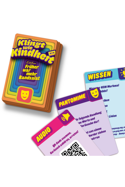 Produktfoto zeigt drei aufgefächerte Spielkarten vor weißem Hintergrund sowie einen Kartenstapel im Hintergrund. Der Stapel zeigt das Kartenrücken-Design: konzentrische Rechtecke in Regenbogenfarben mit dem Titel „Klingt wie Kindheit – Edition: Früher war mehr Bandsalat" und einem Theater-Masken-Symbol. Die drei Karten vorne zeigen die Kategorien „Audio" (pink, mit QR-Code und Anweisung zum Scannen und Erraten eines Geräusches), „Pantomime" (lila, mit Anweisung, eine Handlung lautlos darzustellen) und „Wissen" (hellblau, mit einer Multiple-Choice-Frage). Alle Karten haben farbige Kategorie-Labels in gelber Schrift mit lila Hintergrund.