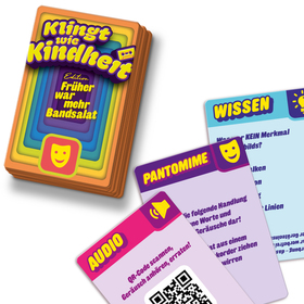 Produktfoto zeigt drei aufgefächerte Spielkarten vor weißem Hintergrund sowie einen Kartenstapel im Hintergrund. Der Stapel zeigt das Kartenrücken-Design: konzentrische Rechtecke in Regenbogenfarben mit dem Titel „Klingt wie Kindheit – Edition: Früher war mehr Bandsalat" und einem Theater-Masken-Symbol. Die drei Karten vorne zeigen die Kategorien „Audio" (pink, mit QR-Code und Anweisung zum Scannen und Erraten eines Geräusches), „Pantomime" (lila, mit Anweisung, eine Handlung lautlos darzustellen) und „Wissen" (hellblau, mit einer Multiple-Choice-Frage). Alle Karten haben farbige Kategorie-Labels in gelber Schrift mit lila Hintergrund.