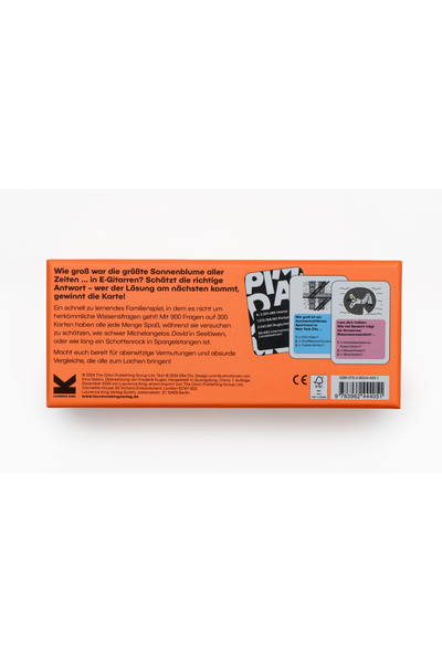 Die Rückseite der leuchtend orangefarbenen Spielschachtel liegt auf weißem Untergrund. Links steht ein fett gedruckter Teaser: „Wie groß war die größte Sonnenblume aller Zeiten \ldots in E-Gitarren? Schätzt die richtige Antwort – wer der Lösung am nächsten kommt, gewinnt die Karte!" Darunter folgen zwei Absätze Beschreibungstext sowie Urheberrechtsangaben und das Logo des Laurence King Verlags. Rechts sind zwei Beispielkarten abgebildet. Unten rechts sind ISBN-Barcode, CE-Zeichen und FSC-Logo zu sehen.