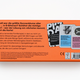 Die Rückseite der leuchtend orangefarbenen Spielschachtel liegt auf weißem Untergrund. Links steht ein fett gedruckter Teaser: „Wie groß war die größte Sonnenblume aller Zeiten \ldots in E-Gitarren? Schätzt die richtige Antwort – wer der Lösung am nächsten kommt, gewinnt die Karte!" Darunter folgen zwei Absätze Beschreibungstext sowie Urheberrechtsangaben und das Logo des Laurence King Verlags. Rechts sind zwei Beispielkarten abgebildet. Unten rechts sind ISBN-Barcode, CE-Zeichen und FSC-Logo zu sehen.