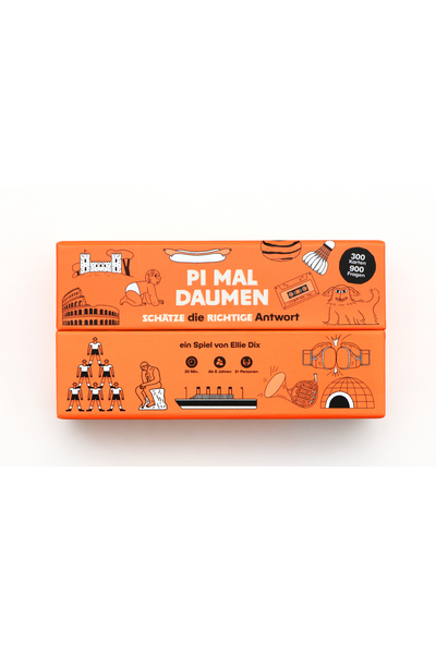 Die geschlossene Spielschachtel von „Pi mal Daumen" liegt auf weißem Untergrund. Die Schachtel ist leuchtend orange und zweigeteilt: Die obere Hälfte zeigt den Titel „PI MAL DAUMEN" in großen weißen Buchstaben sowie den Untertitel „Schätze die richtige Antwort". Rundum sind schwarz-weiße Illustrationen verschiedener Objekte und Szenen gedruckt, u. a. ein Kolosseum, ein Säugling, eine Kassette, ein Schiff und ein Hund. Ein schwarzer runder Sticker zeigt „300 Karten, 900 Fragen". Die untere Hälfte nennt die Autorin Ellie Dix und zeigt Symbole für Spielzeit (20 Min.), Alter (ab 8 Jahren) und Spieleranzahl (2+ Personen).