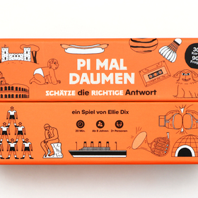 Die geschlossene Spielschachtel von „Pi mal Daumen" liegt auf weißem Untergrund. Die Schachtel ist leuchtend orange und zweigeteilt: Die obere Hälfte zeigt den Titel „PI MAL DAUMEN" in großen weißen Buchstaben sowie den Untertitel „Schätze die richtige Antwort". Rundum sind schwarz-weiße Illustrationen verschiedener Objekte und Szenen gedruckt, u. a. ein Kolosseum, ein Säugling, eine Kassette, ein Schiff und ein Hund. Ein schwarzer runder Sticker zeigt „300 Karten, 900 Fragen". Die untere Hälfte nennt die Autorin Ellie Dix und zeigt Symbole für Spielzeit (20 Min.), Alter (ab 8 Jahren) und Spieleranzahl (2+ Personen).