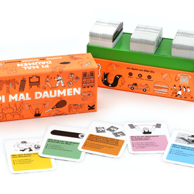 Produktfoto des geöffneten Spiels auf weißem Untergrund: Im Hintergrund steht die geöffnete orangefarbene Schachtel, aus der ein grüner Innenbehälter mit drei Stapeln Spielkarten herausragt. Im Vordergrund liegen fünf einzelne Karten nebeneinander, jede mit einer schwarz-weißen Illustration und einer farbigen Frage-Box (gelb, grün, pink, blau). Die Fragen drehen sich ums Schätzen, z. B. „Wie viele Federn hat eine Stockente?" oder „Was ist der Weltrekord im Stoßen beim Gewichtheben?".