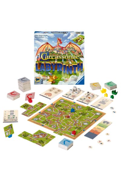 Vollständiger Spielinhalt von „Carcassonne Labyrinth". Im Zentrum liegt ein quadratisches Spielbrett mit einem verschlungenen Labyrinthmuster aus Wegen, Burgen und Wiesen. Drumherum sind verschiedene Spielmaterialien angeordnet: mehrere Kartenstapel in unterschiedlichen Farben (grau, rot, grün, blau), Spielfiguren (Meeples) in Blau und Rot, gelbe und grüne Holzfiguren, Wertungsbögen, Plättchen und kleine Münzen. Oben steht die Spielschachtel mit einem Drachen über einer Fantasielandschaft und dem Schriftzug „Carcassonne Labyrinth" von Klaus-Jürgen Wrede und Max J. Kobbert, erschienen bei Ravensburger.