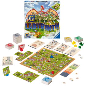 Vollständiger Spielinhalt von „Carcassonne Labyrinth". Im Zentrum liegt ein quadratisches Spielbrett mit einem verschlungenen Labyrinthmuster aus Wegen, Burgen und Wiesen. Drumherum sind verschiedene Spielmaterialien angeordnet: mehrere Kartenstapel in unterschiedlichen Farben (grau, rot, grün, blau), Spielfiguren (Meeples) in Blau und Rot, gelbe und grüne Holzfiguren, Wertungsbögen, Plättchen und kleine Münzen. Oben steht die Spielschachtel mit einem Drachen über einer Fantasielandschaft und dem Schriftzug „Carcassonne Labyrinth" von Klaus-Jürgen Wrede und Max J. Kobbert, erschienen bei Ravensburger.