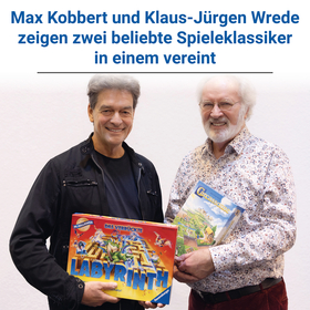 Überschrift: „Max Kobbert und Klaus-Jürgen Wrede zeigen zwei beliebte Spieleklassiker in einem vereint". Zwei ältere Männer stehen lächelnd nebeneinander vor hellem Hintergrund. Der linke Mann mit dunklem Haar und schwarzer Jacke hält die Spielschachtel „Das Verrückte Labyrinth" von Ravensburger. Der rechte Mann mit weißem Haar und Bart, Brille und gemustertem Hemd hält die Spielschachtel „Carcasson