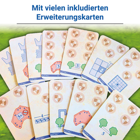 Überschrift: „Mit vielen inkludierten Erweiterungskarten". Auf grünem Hintergrund sind zahlreiche Spielkarten fächerartig ausgebreitet. Die Karten zeigen verschiedene Spielsymbole: Wappenschilde mit Zahlen (1–3), stilisierte Stadtumrisse in Rot und Blau, Bäume in Grün sowie Rasterfelder. Die Karten sind hell mit beigen und blauen Tönen gestaltet und mit Buchstaben-Zahlen-Kombinationen (z. B. 4A, 5A, 6A) beschriftet.
