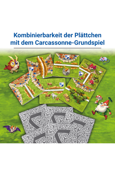 Überschrift: „Kombinierbarkeit der Plättchen mit dem Carcassonne-Grundspiel". Auf grünem Hintergrund sind sieben bedruckte Spielplättchen fächerartig ausgelegt, die mittelalterliche Landschaften mit Burgen, Wegen, Feldern und Wäldern zeigen. Darunter liegen vier verdeckte, grau gemusterte Karten. Am Rand sind comichafte Charakterfiguren zu sehen: ein roter Vogel mit Haube, eine graue Maus, ein Zwerg mit roter Mütze und eine kleine Fledermaus.