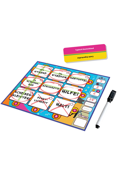 Einzelnes Spieltableau von „Dito!" auf weißem Hintergrund, daneben eine Kategorienkarte und ein abwischbarer Stift. Das türkis-blau-pinke Tableau zeigt ein ausgefülltes 3\times3-Raster mit der Kategorie „Typisch Deutschland" (auf der Karte auch rückseitig: „Coole Superkräfte"). Die neun Antworten lauten: „Am Strand", „Im Stadion", „Kartoffel", „Im Schwimmbad", „Bürokratie", „Hilfe!", „Scheibenkleister!", „Pünktlichkeit" und „Halt!". Einige Felder sind mit einem roten Kreis (Übereinstimmung) oder einem Kreuz (keine Übereinstimmung) markiert. Rechts am Rand befindet sich die Punkteleiste mit eingetragenen Werten.