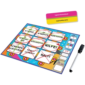 Einzelnes Spieltableau von „Dito!" auf weißem Hintergrund, daneben eine Kategorienkarte und ein abwischbarer Stift. Das türkis-blau-pinke Tableau zeigt ein ausgefülltes 3\times3-Raster mit der Kategorie „Typisch Deutschland" (auf der Karte auch rückseitig: „Coole Superkräfte"). Die neun Antworten lauten: „Am Strand", „Im Stadion", „Kartoffel", „Im Schwimmbad", „Bürokratie", „Hilfe!", „Scheibenkleister!", „Pünktlichkeit" und „Halt!". Einige Felder sind mit einem roten Kreis (Übereinstimmung) oder einem Kreuz (keine Übereinstimmung) markiert. Rechts am Rand befindet sich die Punkteleiste mit eingetragenen Werten.