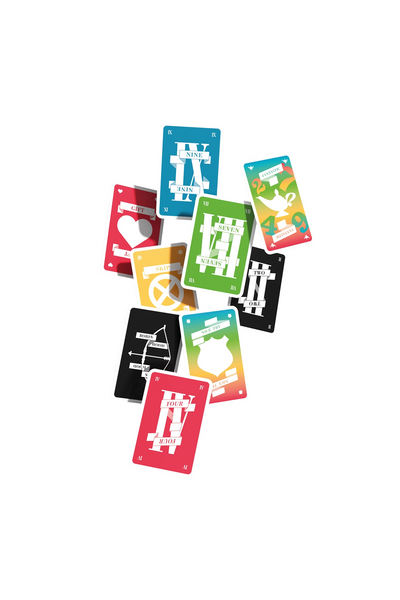 Neun Spielkarten von Frantic, locker verstreut auf weißem Hintergrund. Die Karten sind in verschiedenen Farben gehalten – Rot, Blau, Grün, Gelb, Schwarz und einem Regenbogenverlauf – und zeigen Motive wie ein Herz (Gift), ein Zahnrad (Skip), einen Pfeil und Bogen (Robin Hood), eine Wertungszahl (Nine, Seven, Four, Two) sowie eine Wappenschildkarte (Nice Try) und eine Wunschlampe (Fantastic).