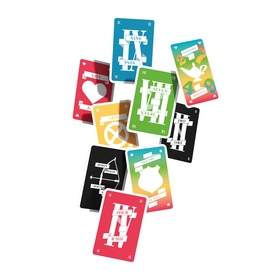 Neun Spielkarten von Frantic, locker verstreut auf weißem Hintergrund. Die Karten sind in verschiedenen Farben gehalten – Rot, Blau, Grün, Gelb, Schwarz und einem Regenbogenverlauf – und zeigen Motive wie ein Herz (Gift), ein Zahnrad (Skip), einen Pfeil und Bogen (Robin Hood), eine Wertungszahl (Nine, Seven, Four, Two) sowie eine Wappenschildkarte (Nice Try) und eine Wunschlampe (Fantastic).