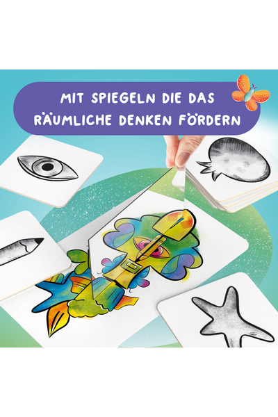 Produktbild eines Kinder-Lernspiels auf türkis-grünem Hintergrund.  Oben steht in weißer Schrift auf einem lila Balken: „Mit Spiegeln die das räumliche Denken fördern". Rechts daneben ist ein illustrierter bunter Schmetterling zu sehen.  Im Bild sind mehrere quadratische Spielkarten mit abgerundeten Ecken verteilt. Auf den Karten sind schwarz-weiße Skizzen abgebildet: ein Auge, ein Bleistift, eine Sprechblase und ein Seestern. In der Bildmitte hält eine Kinderhand einen kleinen dreieckigen Spiegel über eine große, farbenfrohe Karte mit einer fantasievollen Figur – einem bunten Mischwesen aus Fisch und Fantasiegestalt in leuchtenden Regenbogenfarben. Der Spiegel zeigt, wie durch seine Reflexion ein vollständiges, symmetrisches Bild entsteht.