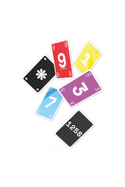 Sechs einzelne Spielkarten des Kartenspiels CODE, locker auf weißem Hintergrund verstreut. Zu sehen sind: eine rote Karte mit der großen weißen Zahl 9, eine gelbe Karte mit der Zahl 1, eine lila Karte mit der Zahl 5, eine hellblaue Karte mit der Zahl 7, eine schwarze Karte mit dem weißen Sternchen-Symbol (Aktionskarte) sowie eine schwarze Karte mit den Zahlen 1, 2, 5, 8 (Code-Karte). Die Karten sind leicht gedreht und überlappen sich teilweise.