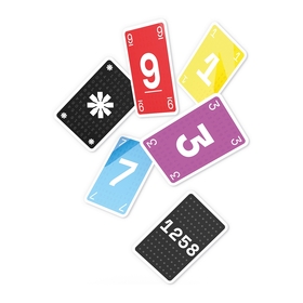 Sechs einzelne Spielkarten des Kartenspiels CODE, locker auf weißem Hintergrund verstreut. Zu sehen sind: eine rote Karte mit der großen weißen Zahl 9, eine gelbe Karte mit der Zahl 1, eine lila Karte mit der Zahl 5, eine hellblaue Karte mit der Zahl 7, eine schwarze Karte mit dem weißen Sternchen-Symbol (Aktionskarte) sowie eine schwarze Karte mit den Zahlen 1, 2, 5, 8 (Code-Karte). Die Karten sind leicht gedreht und überlappen sich teilweise.