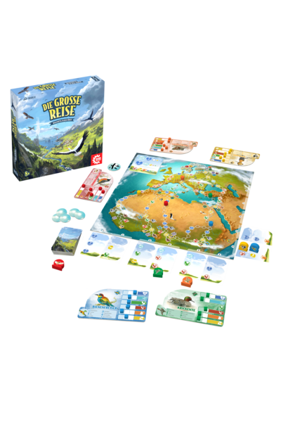 Draufsicht auf das vollständig aufgebaute Spielmaterial von „Die Große Reise" vor schwarzem Hintergrund. Im Hintergrund links die Spielschachtel. Zentral liegt der quadratische Spielplan mit einer illustrierten Karte Europas, des Mittelmeers und Nordafrikas, auf der farbige Holzfiguren (Spielermarker) und kleine Symbolplättchen platziert sind. Darum herum verteilt: ein pinkes Zugvogel-Tableau mit roten Würfeln, mehrere Stapel und einzelne Spielkarten mit Vogel-Symbolen, hellblaue Wolken-Token, ein runder schwarzer Marker sowie bunte Holzwürfel in Rot, Grün und Orange. Im Vordergrund zwei Vogeltableaus: links „Bienenfresser" mit buntem Vogelbild und farbigen Leisten, rechts „Krickente" mit entsprechender Darstellung. Oben rechts zwei weitere Tableaus mit Holzsteinen.