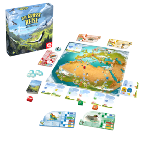 Draufsicht auf das vollständig aufgebaute Spielmaterial von „Die Große Reise" vor schwarzem Hintergrund. Im Hintergrund links die Spielschachtel. Zentral liegt der quadratische Spielplan mit einer illustrierten Karte Europas, des Mittelmeers und Nordafrikas, auf der farbige Holzfiguren (Spielermarker) und kleine Symbolplättchen platziert sind. Darum herum verteilt: ein pinkes Zugvogel-Tableau mit roten Würfeln, mehrere Stapel und einzelne Spielkarten mit Vogel-Symbolen, hellblaue Wolken-Token, ein runder schwarzer Marker sowie bunte Holzwürfel in Rot, Grün und Orange. Im Vordergrund zwei Vogeltableaus: links „Bienenfresser" mit buntem Vogelbild und farbigen Leisten, rechts „Krickente" mit entsprechender Darstellung. Oben rechts zwei weitere Tableaus mit Holzsteinen.