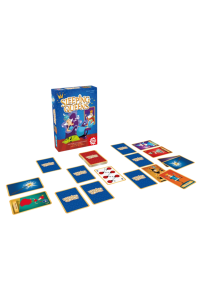 Produktfoto des Kartenspiels „Sleeping Queens" von Game Factory: Im Hintergrund steht die Spielschachtel mit blauem Hintergrund und bunter Märchenillustration. Davor sind zahlreiche Spielkarten ausgebreitet – teils verdeckt mit blauem Sleeping-Queens-Rücken, teils offen. Zu sehen sind u. a. eine Zahlenkarte mit sechs Marienkäfern (Wert 6/9), Aktionskarten mit einem leuchtenden Zauberstab und einer roten Rose sowie aufgedeckte Königinnen- und Königskarten in kräftigen Farben (lila, rot, orange).