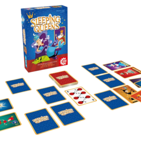 Produktfoto des Kartenspiels „Sleeping Queens" von Game Factory: Im Hintergrund steht die Spielschachtel mit blauem Hintergrund und bunter Märchenillustration. Davor sind zahlreiche Spielkarten ausgebreitet – teils verdeckt mit blauem Sleeping-Queens-Rücken, teils offen. Zu sehen sind u. a. eine Zahlenkarte mit sechs Marienkäfern (Wert 6/9), Aktionskarten mit einem leuchtenden Zauberstab und einer roten Rose sowie aufgedeckte Königinnen- und Königskarten in kräftigen Farben (lila, rot, orange).