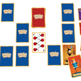 Draufsicht auf ein ausgelegtes Sleeping-Queens-Spiel. In der Mitte liegt ein Nachziehstapel mit rotem Rücken. Drumherum sind verdeckte blaue Karten angeordnet, die schlafende Königinnen darstellen. Aufgedeckt sind: eine Zahlenkarte mit sechs Marienkäfern (6/9), zwei Zauberstabkarten, eine Königinnenkarte auf grünem Hintergrund (Wert 5), eine lila Königinnenkarte (Wert 10), eine rote Königinnenkarte mit Kuchenturm (Wert 5), eine orange Königinnenkarte mit einer tanzenden Figur (Wert 15) sowie der „Puzzle-König" auf orangem Hintergrund.