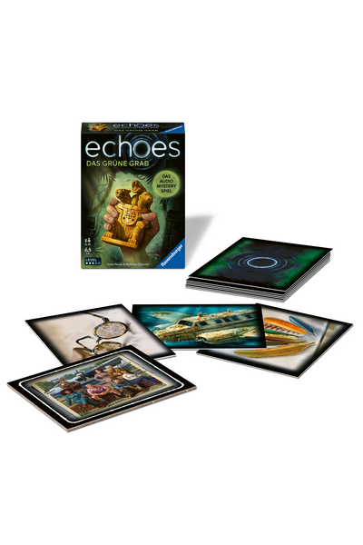 Produktfoto auf weißem Hintergrund: Die Spielschachtel von „echoes – Das Grüne Grab" steht oben links. Davor sind mehrere Spielkarten fächerartig ausgebreitet. Zu sehen sind illustrierte Karten mit: einer Taschenuhr, einem versunkenen Flugzeug unter Wasser, bunten Federn, einer Gruppenillustration mit sechs beschrifteten Figuren (u. a. Adam Grain, Dr. Gertrud Klein, Prof. Jessica Hill). Rechts oben liegt ein Stapel Karten mit dunkler Rückseite und blau-grünem Spiralmuster.