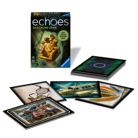 Produktfoto auf weißem Hintergrund: Die Spielschachtel von „echoes – Das Grüne Grab" steht oben links. Davor sind mehrere Spielkarten fächerartig ausgebreitet. Zu sehen sind illustrierte Karten mit: einer Taschenuhr, einem versunkenen Flugzeug unter Wasser, bunten Federn, einer Gruppenillustration mit sechs beschrifteten Figuren (u. a. Adam Grain, Dr. Gertrud Klein, Prof. Jessica Hill). Rechts oben liegt ein Stapel Karten mit dunkler Rückseite und blau-grünem Spiralmuster.