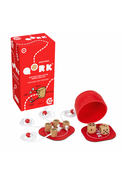 Freisteller des Spiels QORK vor weißem Hintergrund. Links die leuchtend rote Spielschachtel mit dem Logo „QORK", dem Untertitel „Der Party-Knaller für Korken-Kraller!" und einer Illustration eines laufenden Kork-Charakters. Rechts daneben alle Spielkomponenten ausgebreitet: ein roter Silikon-Becher (umgekippt), zwei rote herzförmige Spielmatten, sieben Naturkorken auf einer Matte, zwei Holzwürfel, sowie mehrere weiße Schnüre mit roten Kugeln an den Enden.