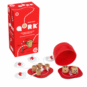 Freisteller des Spiels QORK vor weißem Hintergrund. Links die leuchtend rote Spielschachtel mit dem Logo „QORK", dem Untertitel „Der Party-Knaller für Korken-Kraller!" und einer Illustration eines laufenden Kork-Charakters. Rechts daneben alle Spielkomponenten ausgebreitet: ein roter Silikon-Becher (umgekippt), zwei rote herzförmige Spielmatten, sieben Naturkorken auf einer Matte, zwei Holzwürfel, sowie mehrere weiße Schnüre mit roten Kugeln an den Enden.
