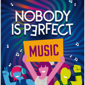 Spielschachtel von „Nobody is Perfect Music" (Ravensburger). Auf dunkelblauem Hintergrund mit Wirbelmustern tanzen drei bunte Comic-Figuren. Der Titel „NOBODY IS PERFECT" steht in großen weißen Buchstaben, darunter ein oranges Banner mit „MUSIC" in Lila. Oben der Autorenname „Bertram Kaes", unten links die Angaben: ab 14 Jahren, 3–6 Spieler.