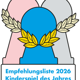 Logo mit drei stilisierten Spielfiguren (Meeple) in Rosa, Blau und Grau, die nebeneinander stehen. Die mittlere blaue Figur ist im Vordergrund und trägt einen goldenen Lorbeerkranz. Im Hintergrund sind die rosa und graue Figur mit einem hellgelben Lorbeerkranz verziert. Darunter steht in blauer Schrift auf weißem Grund: „Empfehlungsliste 2026 – Kinderspiel des Jahres".