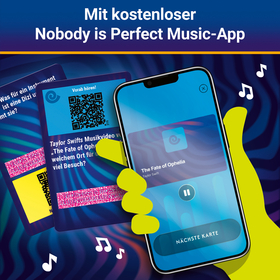 Illustration: Eine gelbgrüne Hand hält ein Smartphone, auf dessen Display die Spiel-App läuft – zu sehen ist der Song „The Fate of Ophelia" von Taylor Swift mit Pause-Button und „Nächste Karte"-Button. Daneben zwei Spielkarten mit Musikfragen und QR-Codes. Oben steht: „Mit kostenloser Nobody is Perfect Music-App". Musiknoten als Dekoration im Hintergrund.