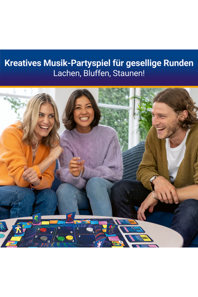 Lifestyle-Foto: Drei junge Erwachsene (zwei Frauen, ein Mann) sitzen lachend auf einem Sofa. Auf dem Tisch vor ihnen liegt das aufgebaute Spielfeld von „Nobody is Perfect Music". Oben im Bild steht auf dunkelblauem Grund: „Kreatives Musik-Partyspiel für gesellige Runden – Lachen, Bluffen, Staunen!"