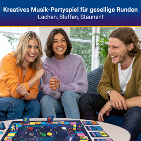 Lifestyle-Foto: Drei junge Erwachsene (zwei Frauen, ein Mann) sitzen lachend auf einem Sofa. Auf dem Tisch vor ihnen liegt das aufgebaute Spielfeld von „Nobody is Perfect Music". Oben im Bild steht auf dunkelblauem Grund: „Kreatives Musik-Partyspiel für gesellige Runden – Lachen, Bluffen, Staunen!"